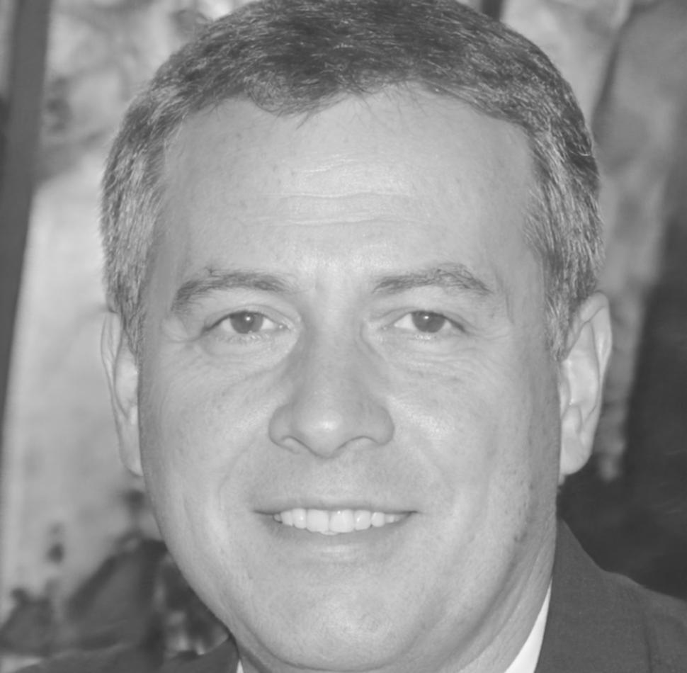 Carlos Mendoza, especialista en análisis financiero